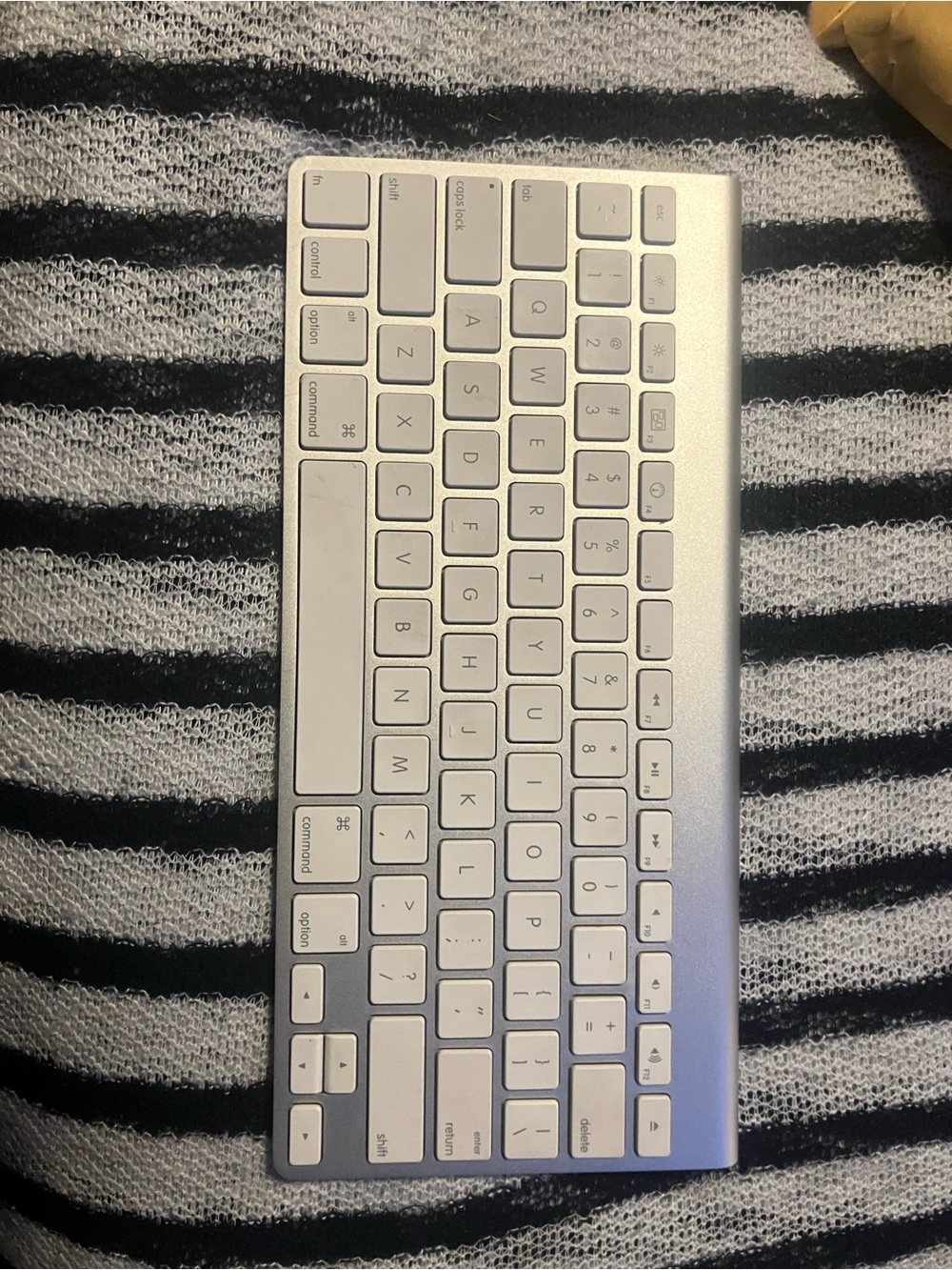Apple wireless keyboard white and silver, model a 1314,